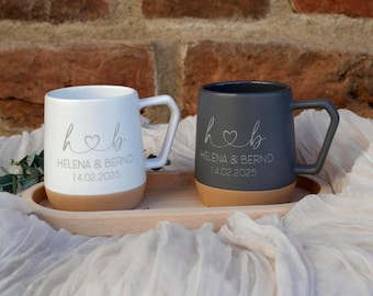 Personalisiertes Holz Tablett mit modernen Tassen I Hochzeit Geschenk Set für das Brautpaar I persönliche Geschenkideen verbundene Herzen