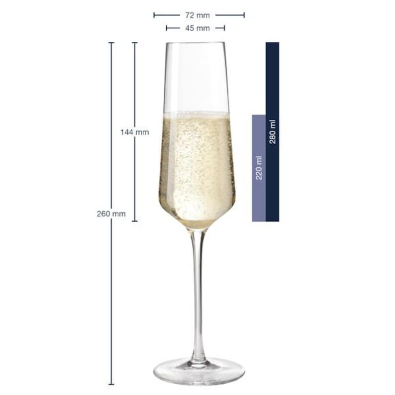 Puede incluir: Una copa de champ&aacute;n llena de bebida espumosa. El vaso mide 26 cm de alto, 7,2 cm de ancho en la parte superior y contiene de 220 ml a 280 ml. La copa tiene un tallo largo y una copa ancha y angular.