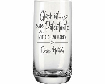 Puede incluir: Un vaso de vidrio transparente con una inscripción negra que dice "Glück ist... eine Patentante wie dich zu haben Deine Matilda".