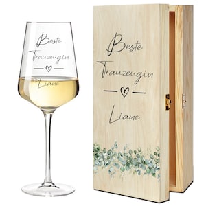 Könnte beinhalten: Eine Holzkiste mit einem Blumendesign und dem Text "Beste Trauzeugin Liane" auf der Vorderseite. Die Kiste enthält ein klares Weinglas mit dem gleichen Text, der darauf graviert ist.