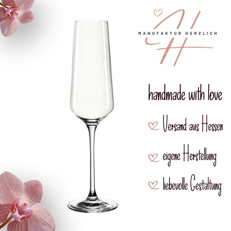 Puede incluir: Una copa de champ&aacute;n transparente con un tallo largo y un cuenco ancho. El texto "MANUFAKTUR HERZLICH" est&aacute; en la esquina superior derecha, con las palabras "handmade with love" debajo. Una flor rosa est&aacute; en la esquina inferior izquierda.