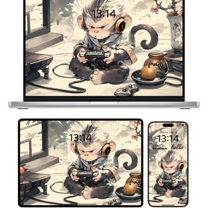 Pode incluir: Uma ilustração digital de um macaco usando fones de ouvido e segurando um controle de videogame. O macaco está sentado em um chão com um vaso e uma fruta em um prato no fundo. O horário mostrado na tela é 13:14.