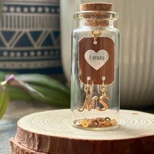 Regalo per il terzo anniversario, cuore in pelle marrone per l'anniversario, iniziali in oro personalizzate e messaggio personalizzato in bottiglia