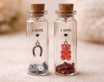 Set de regalo para el 6.º aniversario de Iron & Candy: Herradura, osito de goma, botella con mensaje y recuerdos.