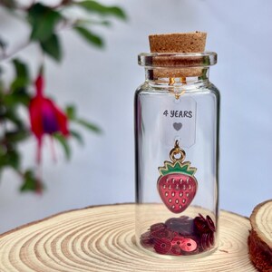 Regalo per il 4° anniversario, ciondolo a forma di fragola per anniversario di frutta e messaggio personalizzato in bottiglia, aggiungi un biglietto regalo