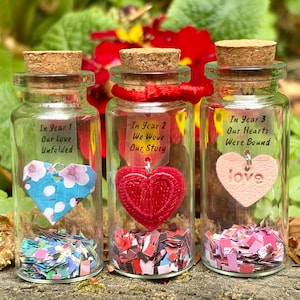 Set regalo tradizionale per anniversario: ciondoli a forma di cuore in carta, cotone e pelle con messaggi dolci per il terzo anniversario