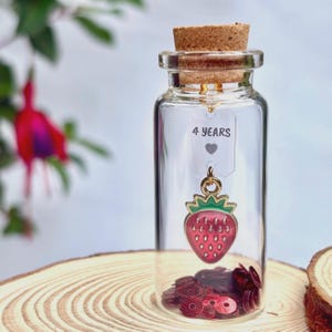 Regalo per il 4° anniversario, ciondolo a forma di fragola per anniversario di frutta e messaggio personalizzato in bottiglia, aggiungi un biglietto regalo
