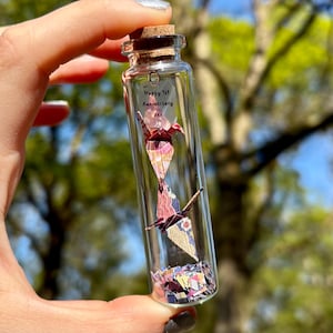 Traditionelle einzigartige Brautpaar Hochzeitsgeschenk japanische Origami-Kranich-Charms und personalisierte Nachricht in einer Flasche, kostenlose handgeschriebene Geschenknotiz