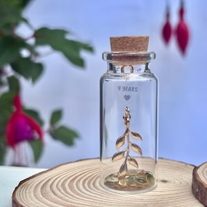 Regalo para el 9.º aniversario, dije dorado de aniversario Willow y mensaje personalizado en una botella. Incluye una nota de regalo en un sobre de origami.
