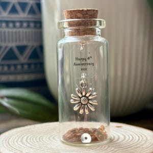 Regalo para el 4.º aniversario, dije de flor de aniversario y mensaje personalizado en una botella. Añade una nota de regalo.