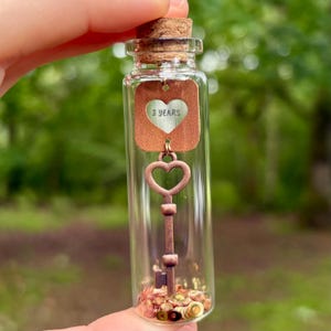 Regalo para el tercer aniversario: una llave de aniversario de cuero marrón para mi corazón y un mensaje en una botella. Incluye una nota de regalo de origami.