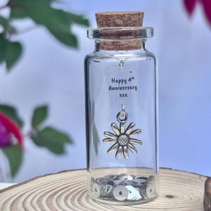 Regalo para el 4.º aniversario, dije de flor de aniversario y mensaje personalizado en una botella. Añade una nota de regalo.