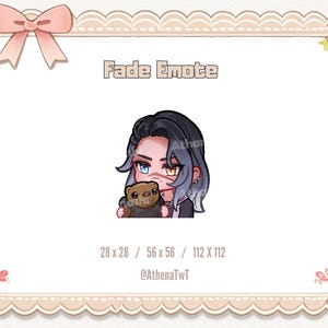 Puede incluir: Ilustración digital de un personaje con cabello negro y azul-gris, sosteniendo un pequeño peluche. El personaje tiene ojos de diferentes colores. La imagen está etiquetada como "Fade Emote" e incluye especificaciones de tamaño.