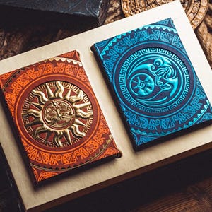 Coffret cadeau de luxe pour cartes à jouer de la mythologie Maya. Coffret cadeau mythologie maya. Cartes à jouer de luxe Soleil et Lune.