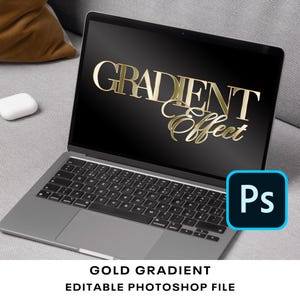Könnte beinhalten: Ein Laptop-Computer, auf dem ein goldener Verlaufseffekt mit dem Text "GRADIENT Effect" auf schwarzem Hintergrund angezeigt wird. Der Laptop hat ein silbernes Gehäuse und eine schwarze Tastatur. In der unteren rechten Ecke des Bildes befindet sich ein blaues und weißes Photoshop-Symbol.