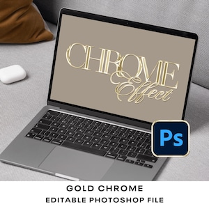 Könnte beinhalten: Ein Laptop-Computer, auf dem eine goldene Chrom-Effekt-Textgrafik mit der Aufschrift "CHROME Effect" angezeigt wird. Der Laptop befindet sich auf einer grauen Oberfläche mit einem Photoshop-Symbol in der Ecke.