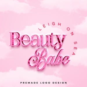 Puede incluir: Diseño de logotipo rosa con las palabras "Beauty Babe" en cursiva y "Leigh on Sea" en un círculo arriba. Las palabras son de color rosa brillante y reflectante, sobre un fondo de nubes rosas suaves. El texto "Premade Logo Design" está en la parte inferior.