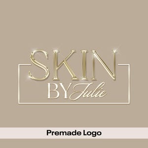 Puede incluir: Logotipo de texto dorado con las palabras "SKIN BY Julie" en un rectángulo blanco. El logotipo está sobre un fondo marrón claro.