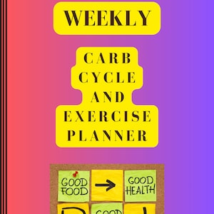 Puede incluir: Un fondo degradado amarillo y rosa con un rectángulo amarillo en la parte superior que dice "WEEKLY". Debajo del rectángulo hay otro rectángulo amarillo que dice "CARB CYCLE AND EXERCISE PLANNER". En la parte inferior de la imagen hay un tablero de corcho con cuatro notas adhesivas amarillas. La nota adhesiva más a la izquierda tiene una cara sonriente dibujada en ella. La siguiente nota adhesiva dice "GOOD FOOD" con una flecha apuntando hacia la derecha. La siguiente nota adhesiva dice "GOOD HEALTH". La última nota adhesiva dice "GOOD LIFE" con una flecha apuntando hacia la izquierda.