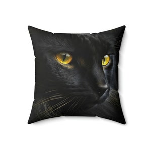 Cojín cuadrado de poliéster hilado Un gato negro con ojos amarillos - Disponible en 4 tamaños: una adición elegante y personalizable a la decoración de su hogar.