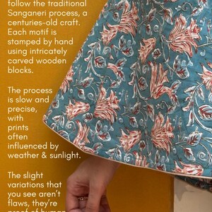 Peut inclure: Texte sur fond jaune moutarde : &laquo;&nbsp;A Note on Odhanon Prints&nbsp;&raquo;. Gros plan sur un tissu turquoise &agrave; motifs floraux roses et blancs. Le tissu est imprim&eacute; &agrave; la main selon le proc&eacute;d&eacute; Sanganeri.