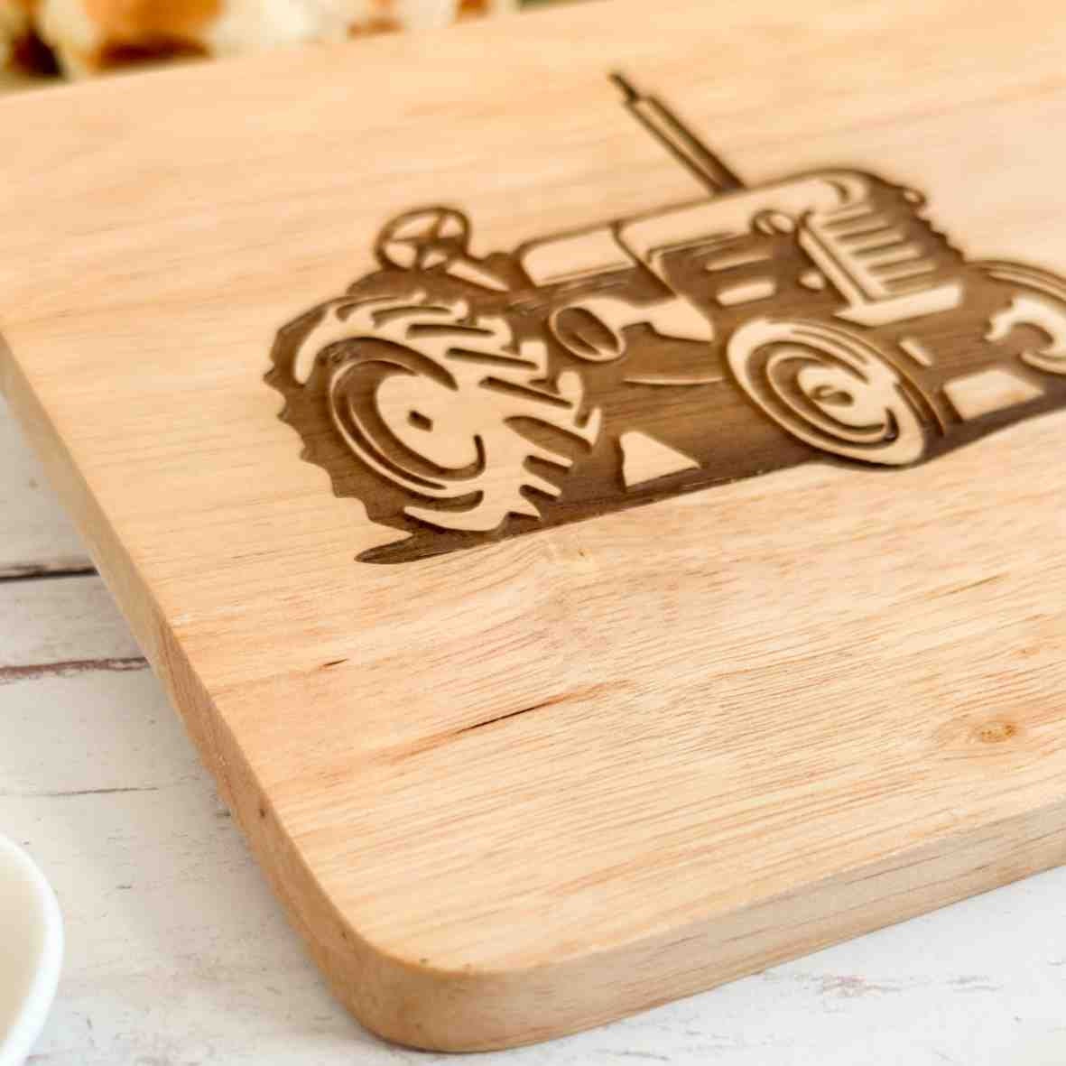 Frühstücksbrettchen Mit Traktor-Gravur – Personalisiert Für Kinder, 21x11 Cm