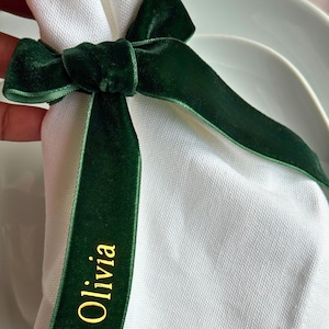 Tarjeta de lugar personalizada con cinta de terciopelo verde para boda de invierno, decoración de mesa, servilletero, lazo de cinta personalizado