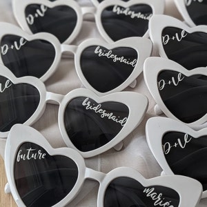 Lunettes de soleil personnalisées pour mariage accessoire photo evjf stickers lunettes soleil anniversaire lunette soleil coeur image 3