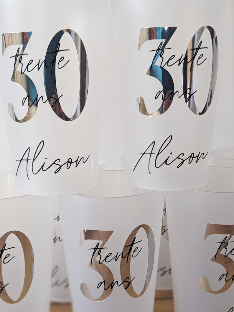 May include: Set of four clear plastic cups with silver 30th birthday decorations. Each cup has the text "trente ans" and the name "Alison" printed on it.
