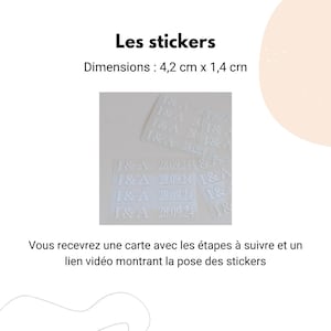 Op de afbeelding: Witte stickers met de tekst "I&A 28.09.24" erop gedrukt. De stickers zijn 4,2 cm bij 1,4 cm.