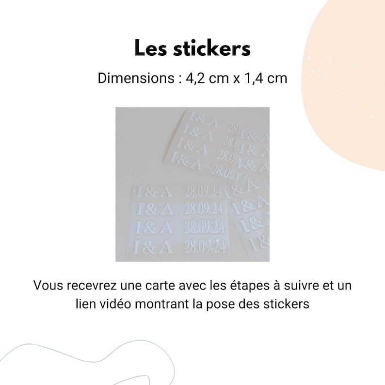 Op de afbeelding: Witte stickers met de tekst "I&A 28.09.24" erop gedrukt. De stickers zijn 4,2 cm bij 1,4 cm.