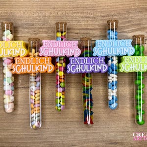 Endlich Schulkind Geldgeschenk - Einschulungsgeschenk - Kleinigkeit zum Schulbeginn - Reagenzglas mit 3D Deko Aufschieber mit den Worten „Endlich Schulkind“ befüllt mit Bonbons oder zum Selbstbefüllen - auch eine tolle Idee für die Schultüte