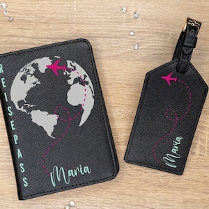 Reisepasshülle personalisiert mit Name Weltkarte Flugzeug II | Kofferanhänger | Geschenkidee | Hülle für Reisepass | Geschenk Urlaub Schwarz
