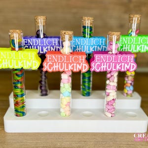 Endlich Schulkind Geldgeschenk - Einschulungsgeschenk - Kleinigkeit zum Schulbeginn - Reagenzglas mit 3D Deko Aufschieber mit den Worten „Endlich Schulkind“ befüllt mit Bonbons oder zum Selbstbefüllen - auch eine tolle Idee für die Schultüte