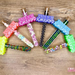 Endlich Schulkind Geldgeschenk - Einschulungsgeschenk - Kleinigkeit zum Schulbeginn - Reagenzglas mit 3D Deko Aufschieber mit den Worten „Endlich Schulkind“ befüllt mit Bonbons oder zum Selbstbefüllen - auch eine tolle Idee für die Schultüte