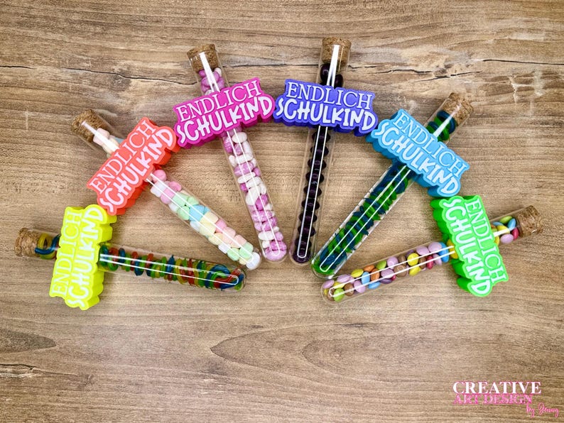 Endlich Schulkind Geldgeschenk - Einschulungsgeschenk - Kleinigkeit zum Schulbeginn - Reagenzglas mit 3D Deko Aufschieber mit den Worten „Endlich Schulkind“ befüllt mit Bonbons oder zum Selbstbefüllen - auch eine tolle Idee für die Schultüte