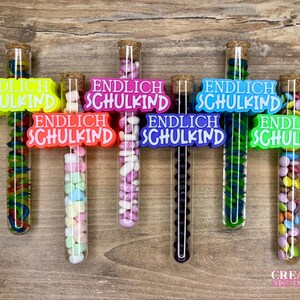 Endlich Schulkind Geldgeschenk - Einschulungsgeschenk - Kleinigkeit zum Schulbeginn - Reagenzglas mit 3D Deko Aufschieber mit den Worten „Endlich Schulkind“ befüllt mit Bonbons oder zum Selbstbefüllen - auch eine tolle Idee für die Schultüte
