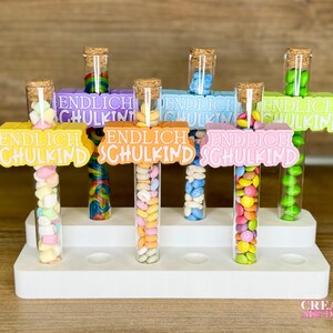 Endlich Schulkind Geldgeschenk - Einschulungsgeschenk - Kleinigkeit zum Schulbeginn - Reagenzglas mit 3D Deko Aufschieber mit den Worten „Endlich Schulkind“ befüllt mit Bonbons oder zum Selbstbefüllen - auch eine tolle Idee für die Schultüte