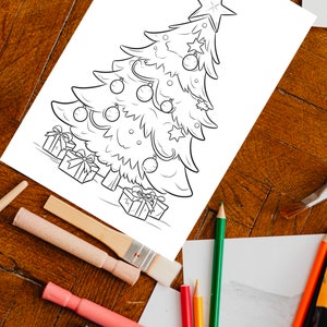 Puede incluir: Un dibujo en blanco y negro de un árbol de Navidad con adornos y regalos. El árbol tiene una estrella en la parte superior y está decorado con bolas y lazos. Hay tres regalos debajo del árbol.