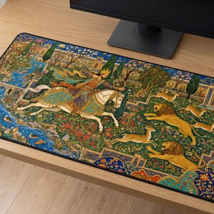 Puede incluir: Una alfombrilla de escritorio rectangular con una detallada pintura en miniatura de estilo persa. La obra muestra a una figura real sobre un caballo blanco cazando leones y ciervos en un jardín con un arroyo azul, cipreses y arquitectura.