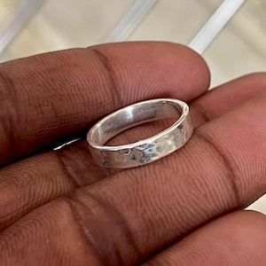Hamrad ring, enkel silverring, handgjord ring, fin ring, 925 silverring, stapelbar ring, minimalistisk ring, hammarbandsring, boho ring