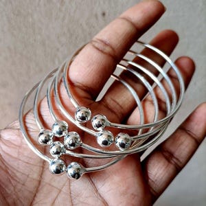 Wunderschönes Armreifen Set aus Silber! Handgefertigtes 925 Sterling Silber Armreifen Set! 7 Tage Armreif! Schlichtes Set Armreif! 7 gedrehte Armreifen! Stapelbare Armreifen!