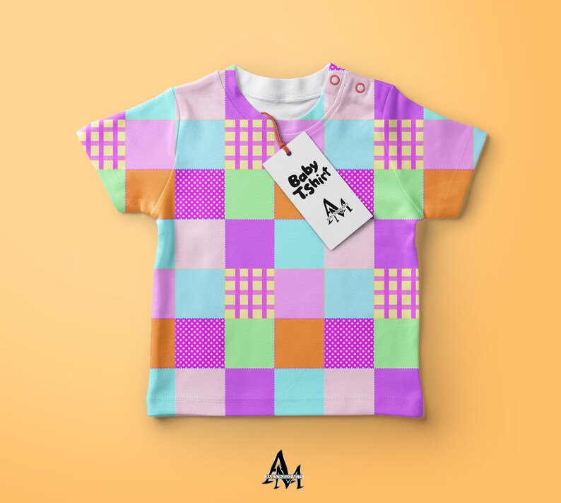 以下が含まれることがあります： ピンク、青、オレンジ、緑、紫の色合いのパッチワークデザインのカラフルなベビーTシャツ。 シャツには「Baby T.Shirt」と書かれたタグが付いています。 シャツは肩にスナップ留めが付いています。
