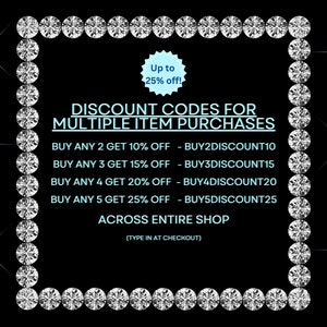以下が含まれることがあります： ダイヤモンドのボーダーと、複数商品の購入に対する割引コードを宣伝するテキストが配置された黒い背景。テキストには「最大25%オフ！」と、チェックアウト時に割引を適用する方法の詳細が含まれています。