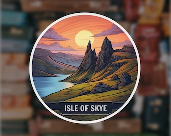 Può includere: Un adesivo con un'illustrazione colorata dell'Isola di Skye, Scozia. L'adesivo mostra un tramonto su una catena montuosa con un lago in primo piano. Il testo "Isle of Skye" è stampato sull'adesivo.