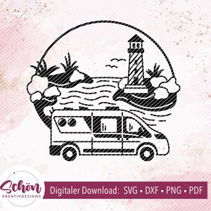 K&ouml;nnte beinhalten: Schwarz-wei&szlig;e Silhouette eines Wohnmobils mit einem Leuchtturm, Meereswellen und Palmen in einem Kreis dar&uuml;ber.