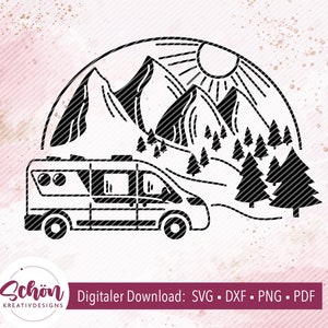K&ouml;nnte beinhalten: Schwarz-wei&szlig;-Illustration eines Wohnmobils, das durch eine Berglandschaft mit Sonne und B&auml;umen f&auml;hrt. Der Text "Digitaler Download: SVG - DXF - PNG - PDF" befindet sich am unteren Rand des Bildes.