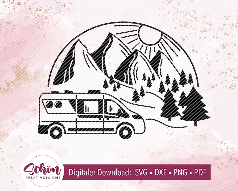 K&ouml;nnte beinhalten: Schwarz-wei&szlig;-Illustration eines Wohnmobils, das durch eine Berglandschaft mit Sonne und B&auml;umen f&auml;hrt. Der Text "Digitaler Download: SVG - DXF - PNG - PDF" befindet sich am unteren Rand des Bildes.