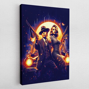 Könnte beinhalten: Eine Illustration im Vintage-Stil eines Mannes und einer Frau in einer Gangster-Szene. Der Mann trägt einen Fedora und einen Nadelstreifenanzug und hält eine Waffe. Die Frau trägt ein Kleid und hält eine Waffe. Sie stehen vor einem Auto mit einem leuchtend orangenen Schein hinter ihnen.