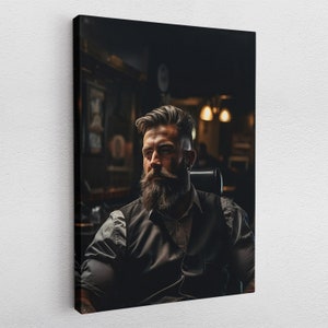 Op de afbeelding: Een man met een volle baard en snor zit in een stoel bij de kapper. Hij draagt een zwart vest over een wit shirt. De achtergrond is donker en wazig.
